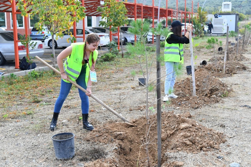 OKÜ'de fidanlar toprakla buluştu